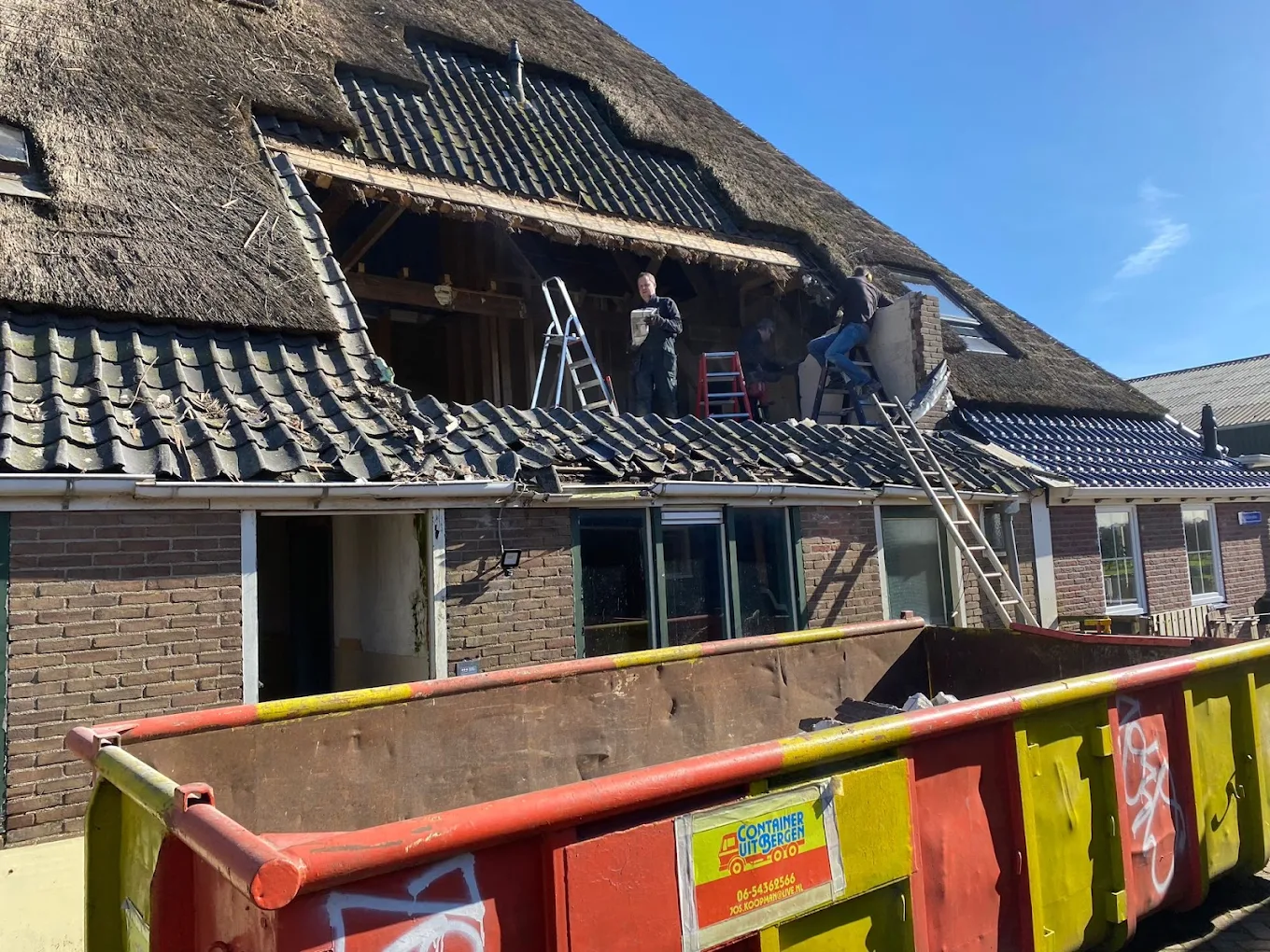 Sloopafval container bij dakrenovatie